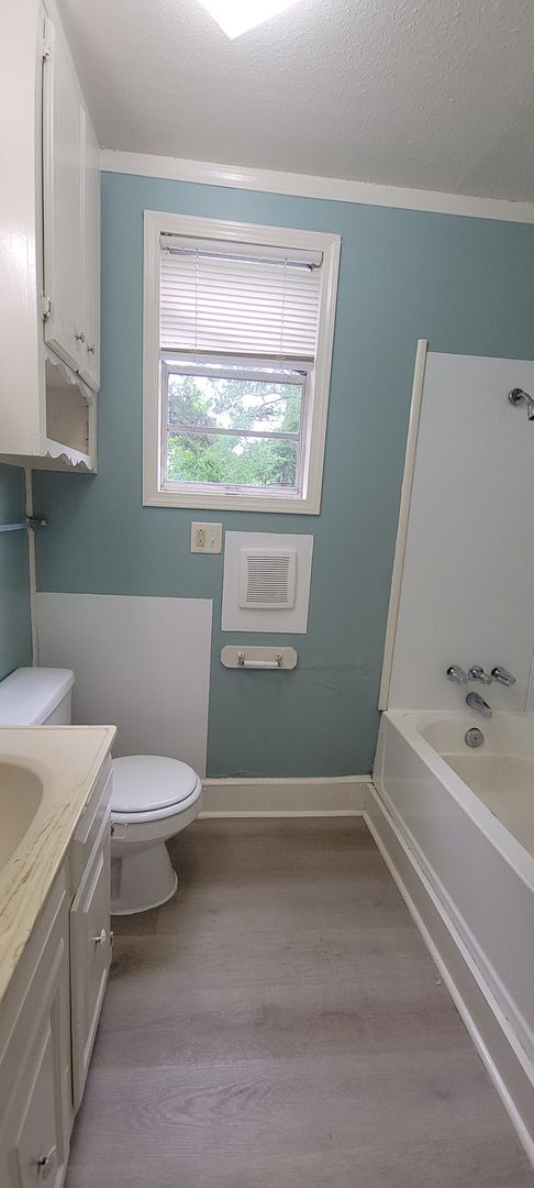 Building Photo - Huge 4 bedroom/1 bath Downstairs unit with...