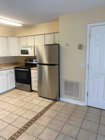 Building Photo - 400 Cambridge Cir