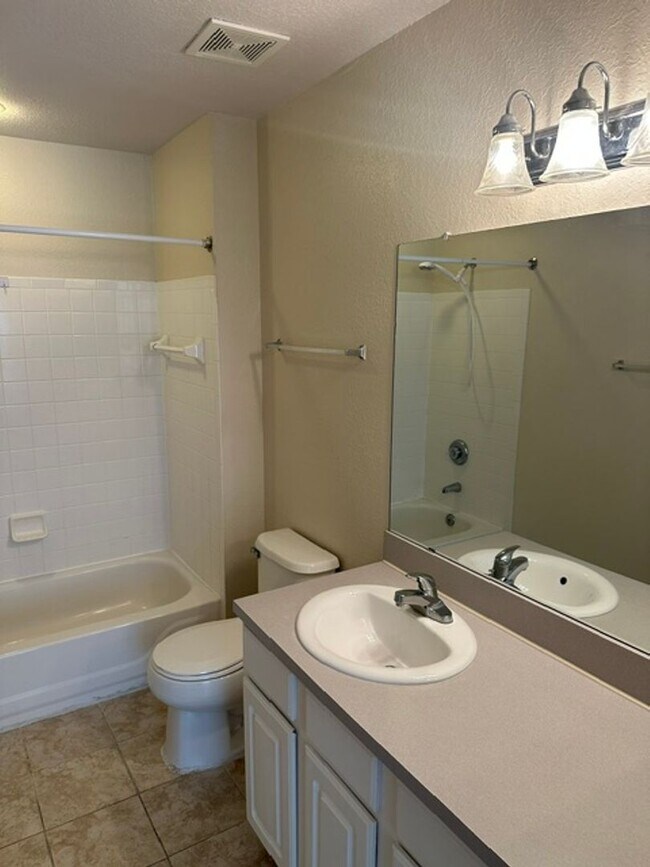 Building Photo - 13700 Richmond Park Dr N