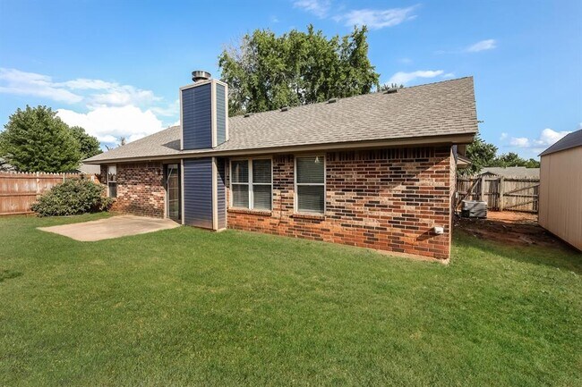 Building Photo - 1901 Gray Fox Dr