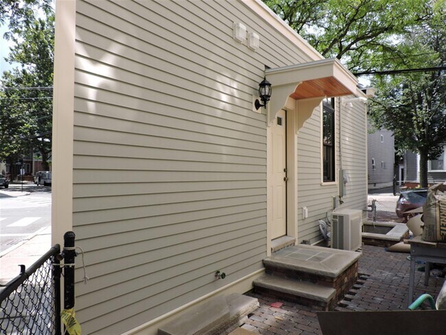 Building Photo - 147 Webster Ave