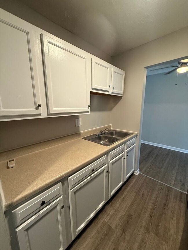 Building Photo - 2082 Fairmont Ct