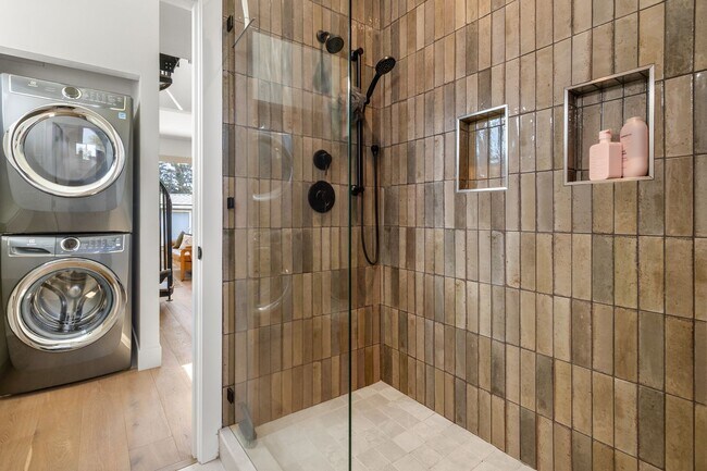 Building Photo - 142 SW Roosevelt Ave