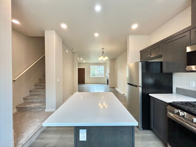 Building Photo - Stunning 2 Bed, 2.5 Bath Craftsman Townhome with Community Amenities!