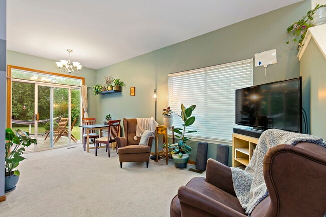 Building Photo - 1661 Cameron Dr