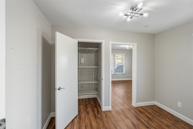 Building Photo - 2009 N Durham Dr