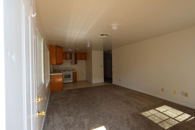 Building Photo - Spacious 3-Bedroom Duplex with Private Patio – North Bakersfield
