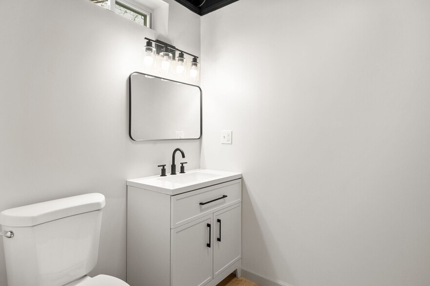 Building Photo - 822 E 72nd St