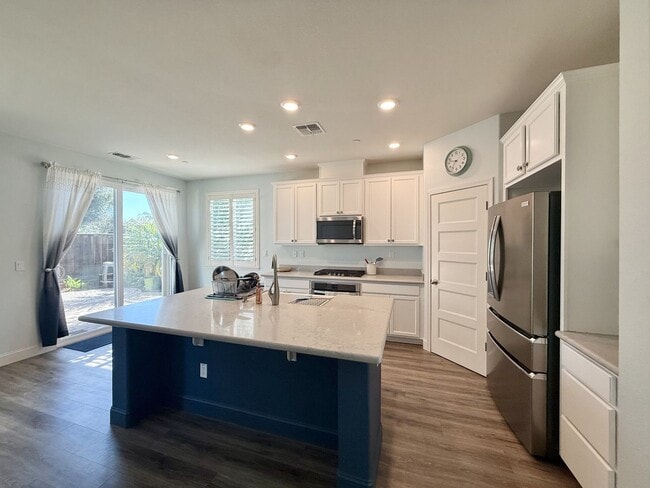 Building Photo - 3 bedroom home in Hollister