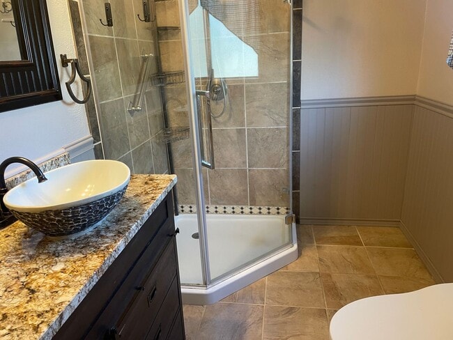 Building Photo - 1/2 Off First Full Months Rent w/ 12m Leas...