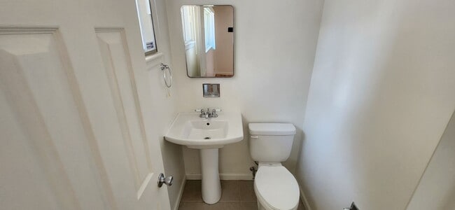 Building Photo - ALL PROSPECTIVE TENANTS MUST SUBMIT A ON LINE APPLICATION AND BE PRE-QUALIFIED PRIOR TO ANY SHOWI...