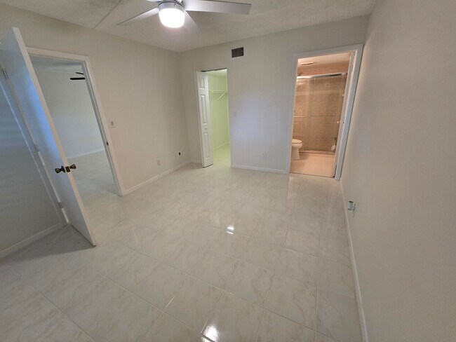 Building Photo - 9413 Boca Cove Cir