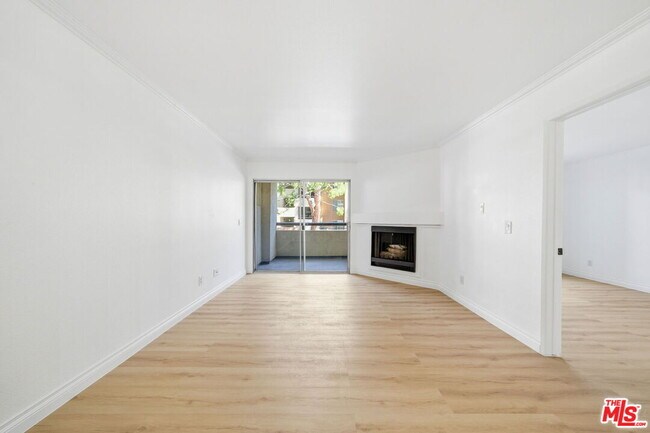 Building Photo - 5530 Owensmouth Ave