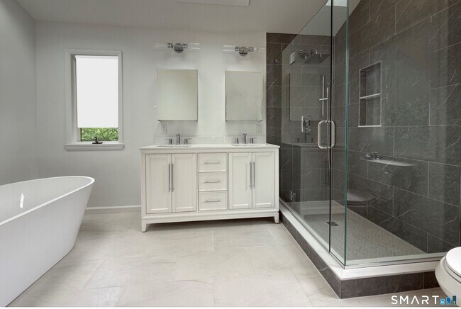 Building Photo - 190 E Rocks Rd