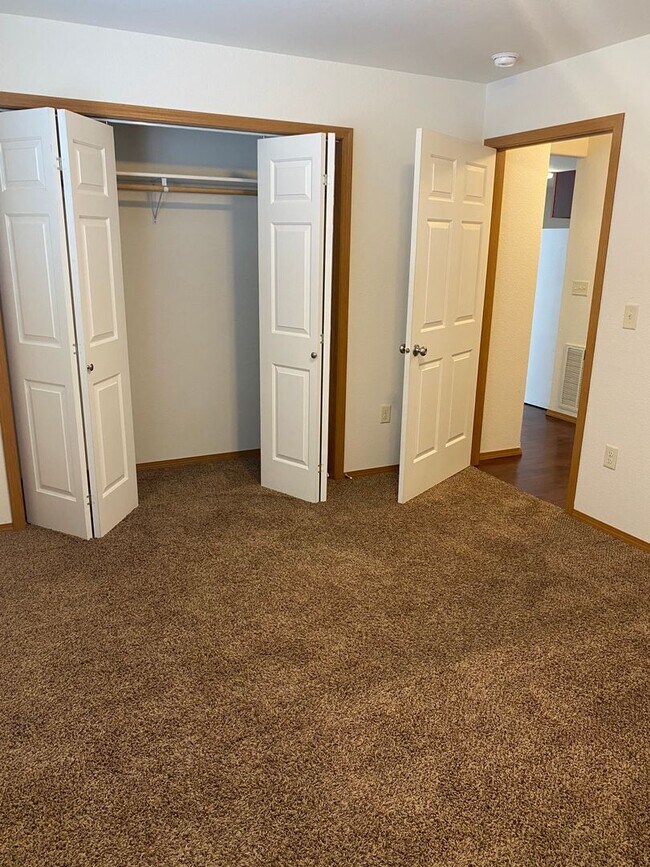 Building Photo - 2 bedroom / 1 bathroom with garage