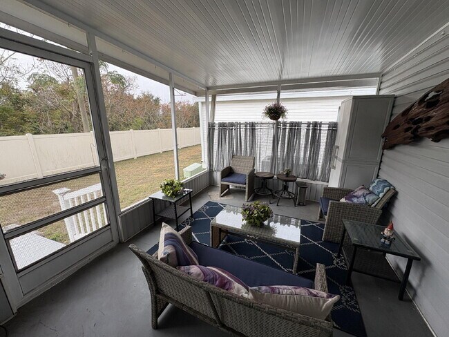 Building Photo - Beautiful 2-bed, 2-bath home is located in the highly desired Strawberry Ridge 55+ Community