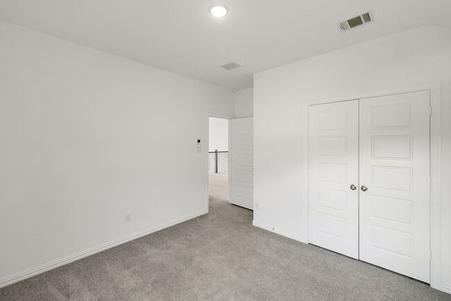 Building Photo - 3100 Greenbriar Dr