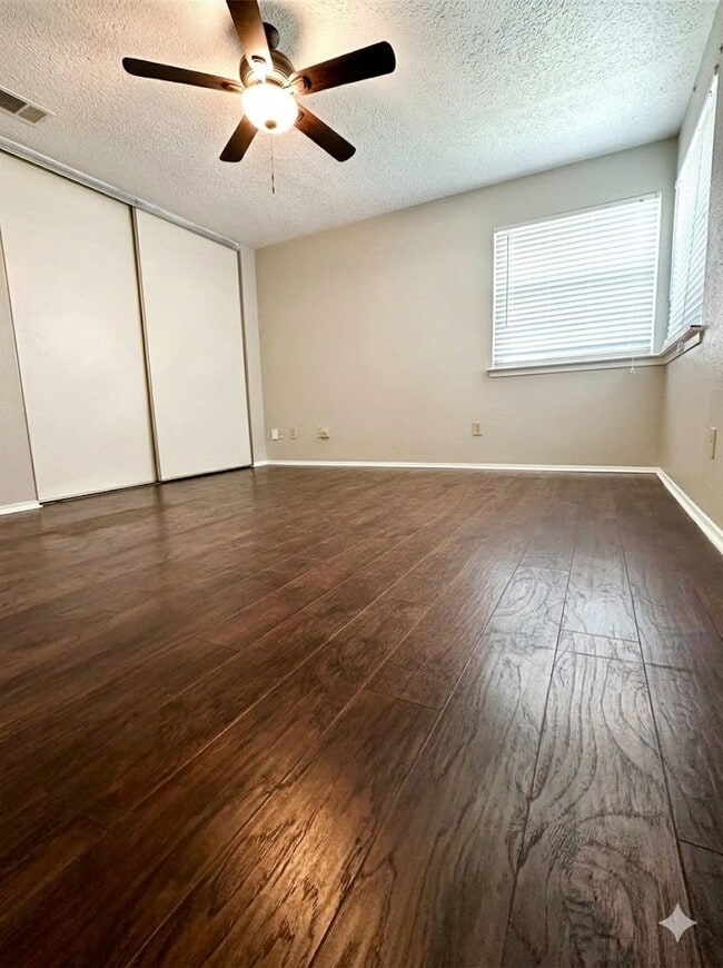 Building Photo - 9302 Golden Sunshine Dr