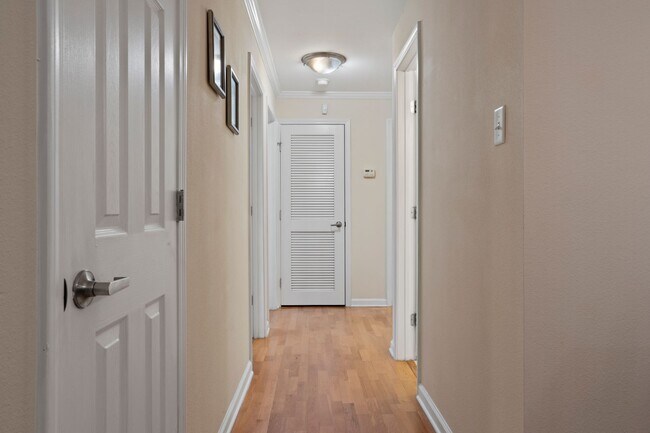 Building Photo - WATERFRONT LIVING! BEAUTIFULLY APPOINTED CONDO ON THE BAYOU IN OS SCHOOL DIST - FULLY FURNISHED