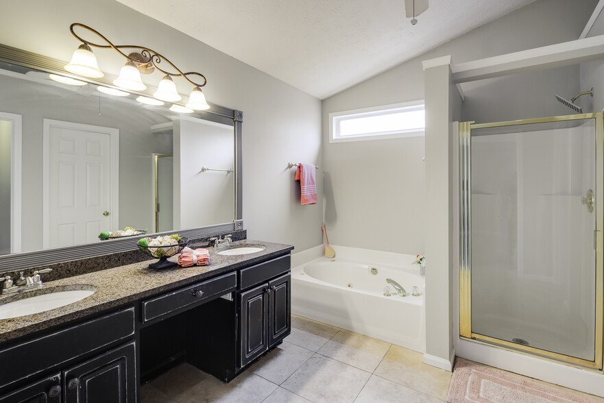 Building Photo - 13005 Crabapple Lake Dr
