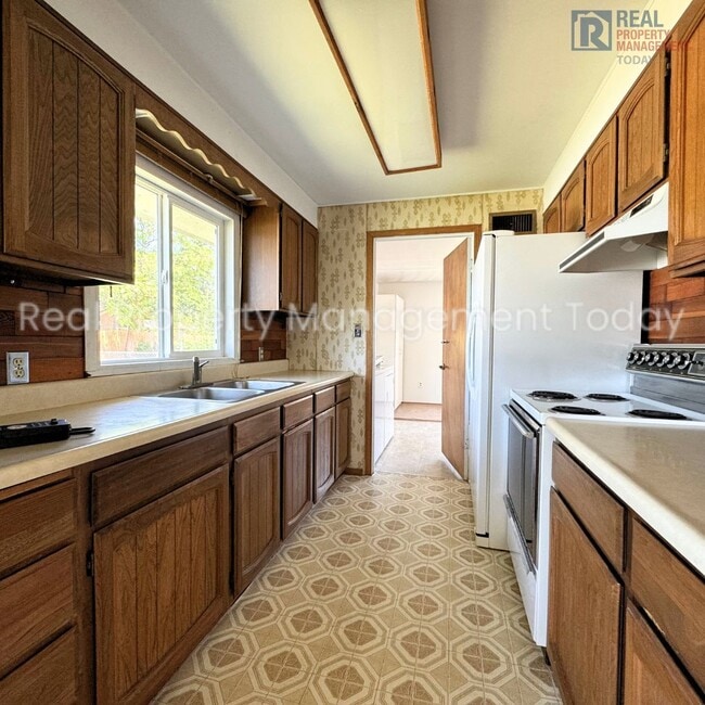 Building Photo - Charming 3 Bedroom Rambler!