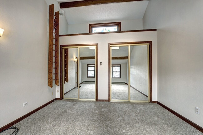 Building Photo - Unique, Rustic, and Spacious Living! Walk ...