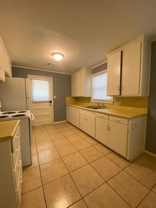 Building Photo - 1 Bedroom Duplex with private parking