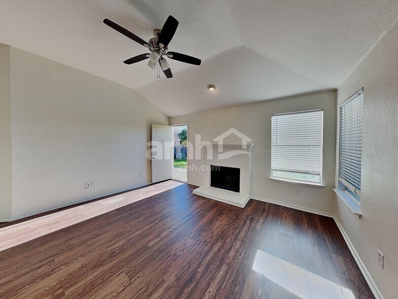 Building Photo - 1009 Whistle Stop Dr