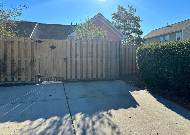 Building Photo - Available June 1st. Gorgeous 3 BR/2 BA Home Available in Desirable Whitney Lakes!