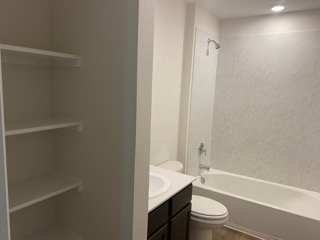Building Photo - 1008 Hidden Vly Dr