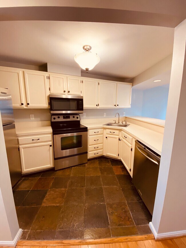 Building Photo - 6215 Cool Valley Ct