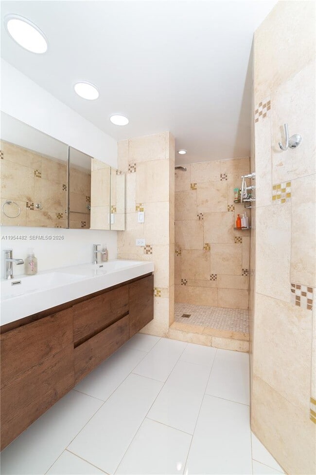 Building Photo - 17150 N Bay Rd