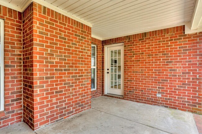 Building Photo - 2013 Darwood Dr