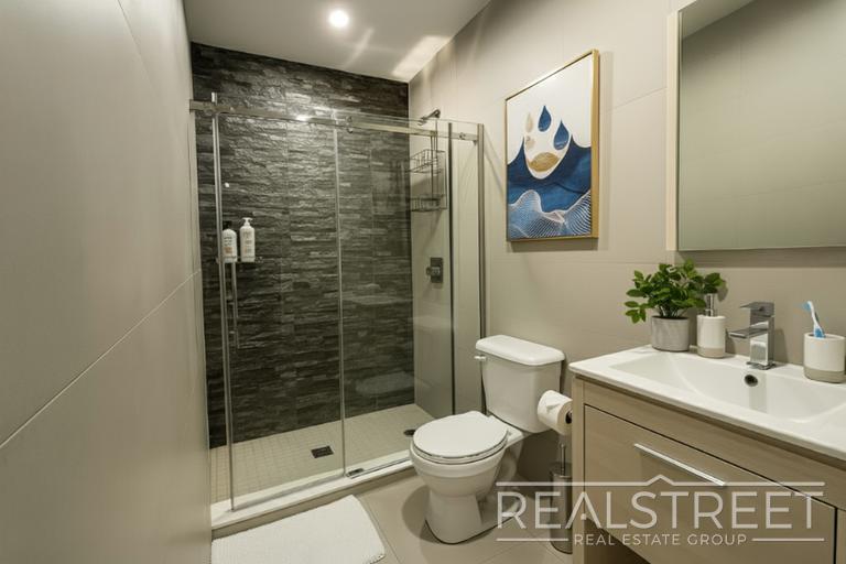 Building Photo - Stunning 1 Bed Near Prospect Park