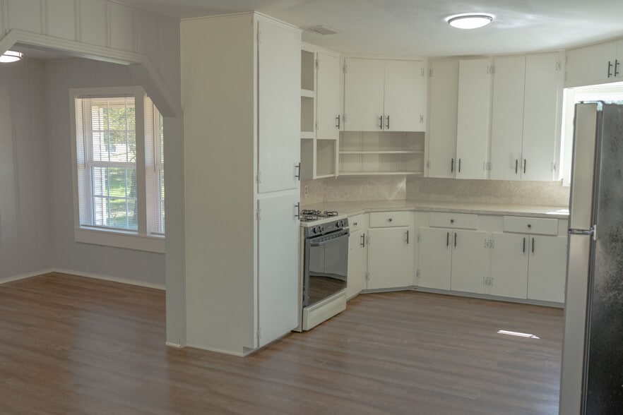 kitchen - 560 W Hwy 243
