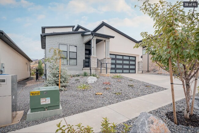 Building Photo - Stunning 5-bedroom, 4.5-bath home