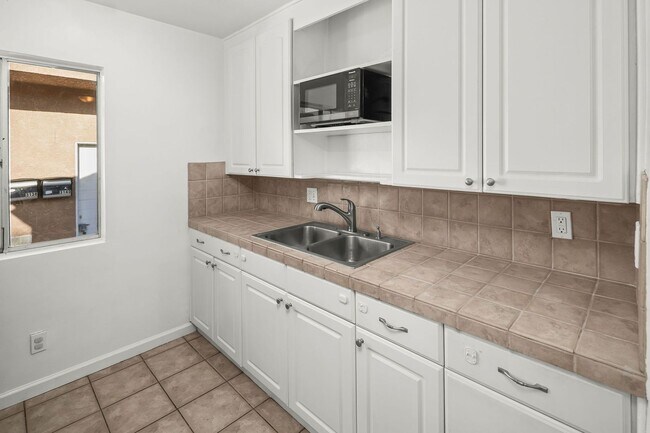 Building Photo - Emerson St