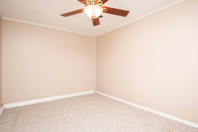 Building Photo - Halls 37938 - 4 bedroom, bath home with 4 garage spaces - Call Susan Niedergeses 865-300-4722