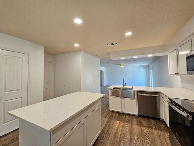 Building Photo - BRAND NEW FLOORING - AVAILABLE & MOVE-IN READY!