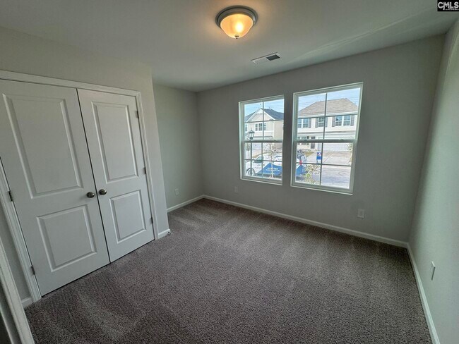 Building Photo - 3055 Hallsdale Dr