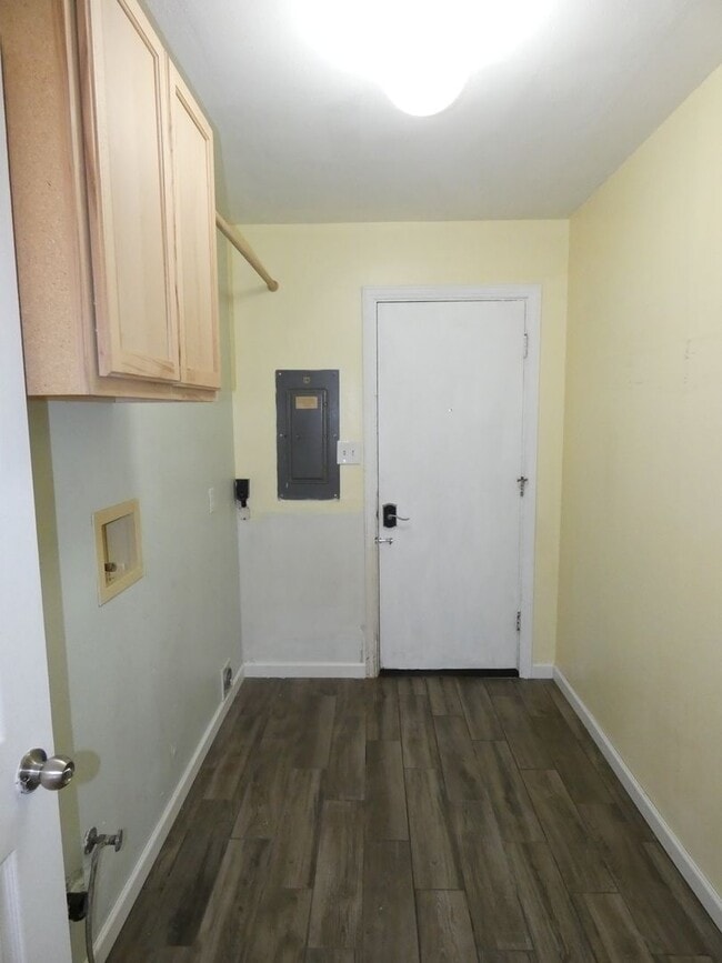 Building Photo - Centrally Charming