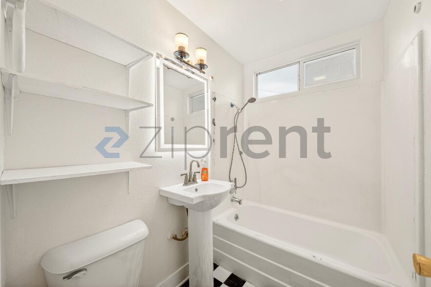 Building Photo - Unit