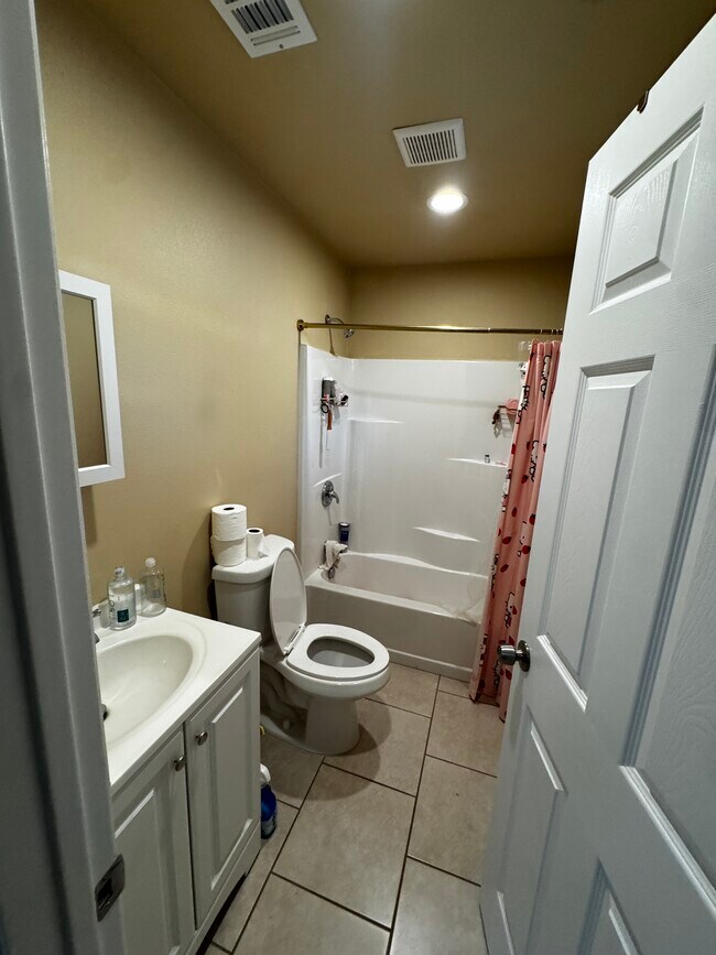 Building Photo - 879 N Mountain View Ave