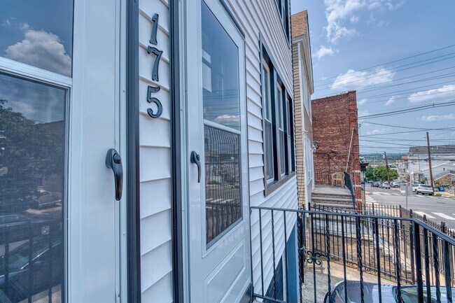 Building Photo - 175 Zabriskie St