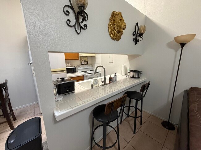 Building Photo - 136 N Troy Ave