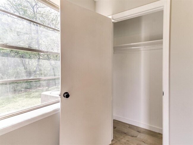 Building Photo - 502 N Oak St