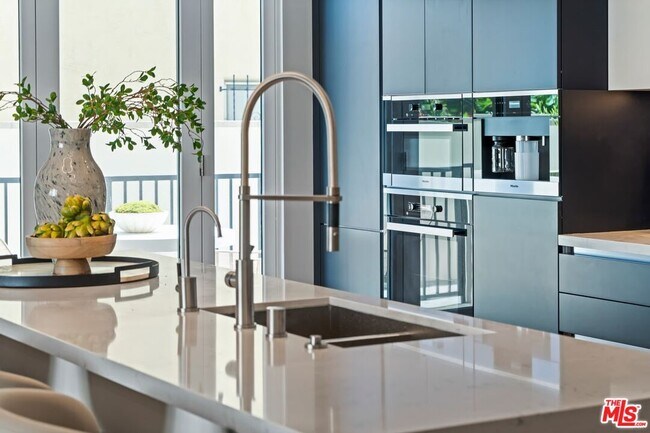 Building Photo - 160 N La Peer Dr