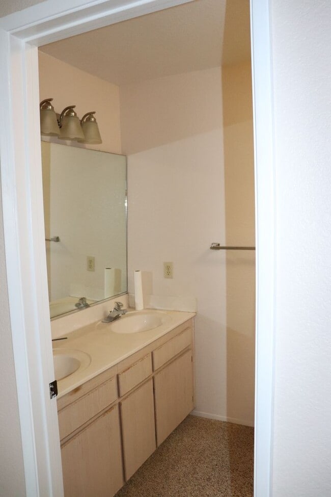 Building Photo - Spacious ALPINE 3 Bedroom 2.5 Bath 2 Story on a Cul De Sac