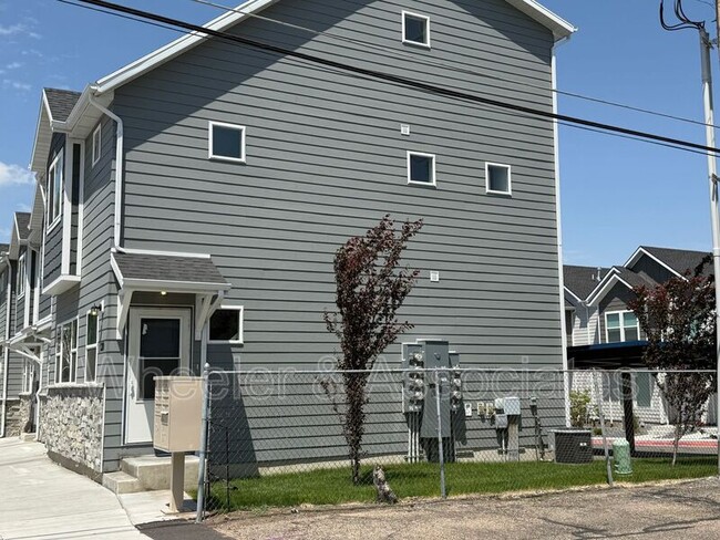 Building Photo - 320 38th St