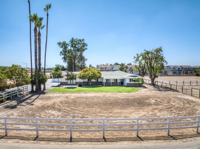 Building Photo - 4105 E Perrin Ave